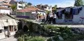 TARİHİ TAŞ KÖPRÜ, EVLER ARASINDA KAYBOLDU