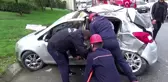 Direksiyon hakimiyetini kaybeden sürücü, servis aracına çarptı: 2 yaralı