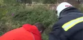 HAFİF TİCARİ ARAÇ MOTOSİKLETE ÇARPTI: 1 ÖLÜ, 2 YARALI
