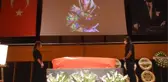 PROF. DR. HÜLYA NUTKU İÇİN SAHNEDE UĞURLAMA TÖRENİ