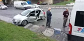 SULTANGAZİ'DE OTOMOBİL PARK HALİNDEKİ SERVİS MİNİBÜSÜNE ÇARPTI