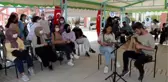 KAMPÜSTE AŞI STANDINI KONSER ALANINA ÇEVİRİP, MÜZİKLE AŞIYA DAVET ETTİLER