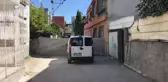 Bir kişi tapulu arazisinden geçtiğini iddia ettiği yola duvar ördü