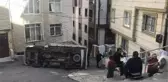 ŞİŞLİ'DE YOLDAKİ KOT FARKI NEDENİYLE EŞYA TAŞIYAN KAMYONET DEVRİLDİ