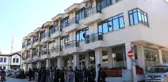 Belediyeyi taşlayan vatandaşlar 6,5 saatlik gergin bekleyişin ardından dağıldı