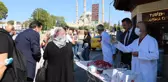 Dünya Turizm Günü'nde vatandaşlara kavala kurabiyesi ve tava ciğer ikram edildi