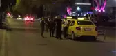 İZMİR-YARIŞ YAPAN OTOMOBİL YOL KENARINDAKİ TAKSİ SÜRÜCÜSÜNE ÇARPTI