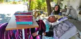 OKUDUĞU KİTAPLARLA HAYATA TUTUNUYOR