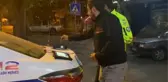 EHLİYETSİZ VE ALKOLLÜ SÜRÜCÜ, CEZAYI ÖDEMEK İÇİN KARTINI ALKOLMETREYE TUTTU