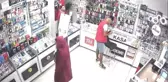 ESENYURT'TA MÜŞTERİ GİBİ GİRDİKLERİ TELEFONCUDAN HIRSIZLIK YAPTILAR