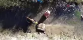 Erzurumlu kadınların yün mesaisi başladı... Dere kenarında binbir emekle yıkayıp, saatlerce tokaçla dövüyorlar