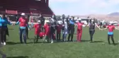 Şenlikte polisler öğrencilerle uçurtma uçurdu