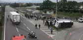 Tırla çarpışan yolcu otobüsü devrildi