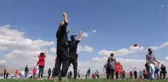 YÜKSEKOVA'DA, ENGELLİ ÖĞRENCİLER POLİSLERLE UÇURTMA UÇURUP, HALAY ÇEKTİ
