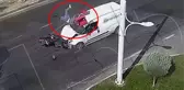 Hafif ticari aracın motosiklete çarptığı kaza kameraya yansıdı