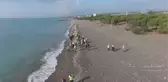 Sahilde Suriye kaynaklı petrol sızıntısının temizlik çalışmaları sürüyor