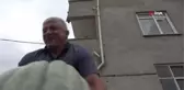 Bahçesinde 50 kiloluk bal kabağı yetiştirdi