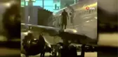 Terminale yaklaşan uçağın kanadına çıkan yolcuya gözaltı