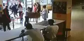 Kaymakam'dan alkışlanan hareket! Hiç tereddüt etmeden öğrenciyi kucağına alıp içeri taşıdı