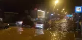 Yağışın etkili olduğu Trabzon'da sokaklar, sulara teslim! Trafik durma noktasına geldi