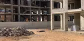İNŞAAT İŞÇİSİ GÜVENLİK İÇİN FİLE ÇEKERKEN 10'UNCU KATTAN DÜŞÜP ÖLDÜ