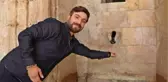 MARDİN'DE TARİHİ ÇEŞMEYE TAKILAN BORULAR KALDIRILDI