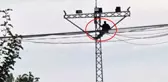 Atlamak için direğe çıktı, valinin gelmeyeceğini öğrenince inip çalışmaya devam etti