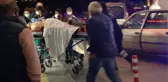 Husumetlisini bıçaklayarak öldüren şahıs, kavgayı ayırmaya çalışan kişiyi de bacaklarından vurdu