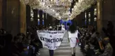 Louis Vuitton defilesinde 