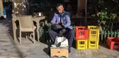 10 yıldır takım elbise ile ayakkabı boyuyor
