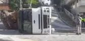 Maltepe'de hurda taşıyan kamyon devrildi