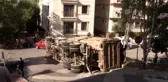 Maltepe'de virajı dönen kamyon yola devrildi
