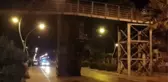 Damperi açık kalan kamyon köprüye çarptı