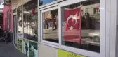 Dükkanındaki asırlık çam ağacına gözü gibi bakıyor