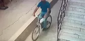 GÜVENLİK KAMERASINA BAKA BAKA BİSİKLETİ ÇALDI