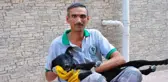 SOKAK KÖPEĞİ, TEMİZLİK İŞÇİSİNİN YANINDAN BİR AN OLSUN AYRILMIYOR