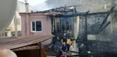 Manisa'da 3 ev yandı, 1 kişi öldü