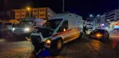 HASTA TAŞIYAN AMBULANSLA KIRMIZI IŞIKTA GEÇERKEN OTOMOBİLLE ÇARPIŞTI: 6 YARALI