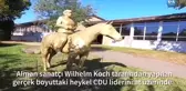 Merkel'in Atlı Heykeli