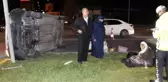 Refüje çarpıp, yan yatan araçlarının başında yakınlarını beklediler