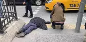 Beyoğlu'nda taksinin yaşlı adama çarptığı anlar kamerada