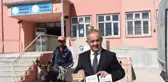 'EŞEKLİ DOSTOYEVSKİ', ŞİMDİ DE YAZDIĞI KİTABI ÖĞRENCİLERE DAĞITIYOR