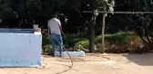'Kızım' diye seslendiği tilkiyi besledi