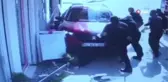 Sakarya'da faciadan dönüldü...Kontrolden çıkan araç kaldırımdaki anne ve bebeğine böyle çarptı