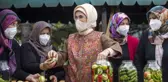 Emine Erdoğan, Çubuk'ta kadınlarla turşu kurdu (2)