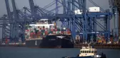 İngiltere'nin en büyük ticari limanı Felixstowe'a konteynerler yığıldı, gemiler başka yerlere yönlendiriliyor