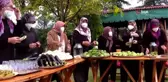 Emine Erdoğan, Çubuk'ta kadınlarla turşu kurdu