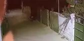 Bahçe duvarına tırmanan hırsız motosikleti böyle çaldı