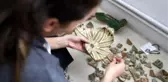 ÇİNİ FIRINLARI KAZISINDA BULUNAN TARİHİ PARÇALAR, YOĞUN ÇABAYLA BİRLEŞTİRİLİYOR