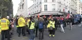 Paris'te yüzlerce öfkeli itfaiyeciden, ses ve sis bombalı protesto gösterisi